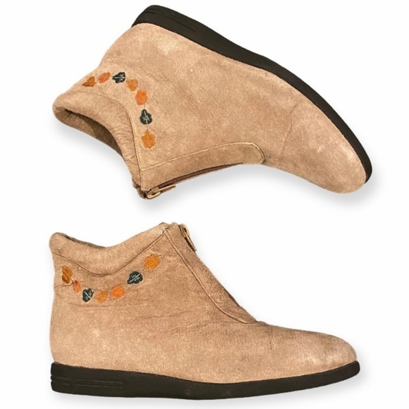 Beacon Leaf Embroidered Suede Leather Booties Womens Ankle Boots Size 8.5 Beige - Picture 1 of 13
